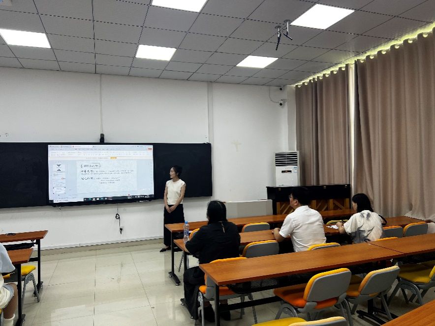 房间里有桌子和椅子AI 生成的内容可能不正确。