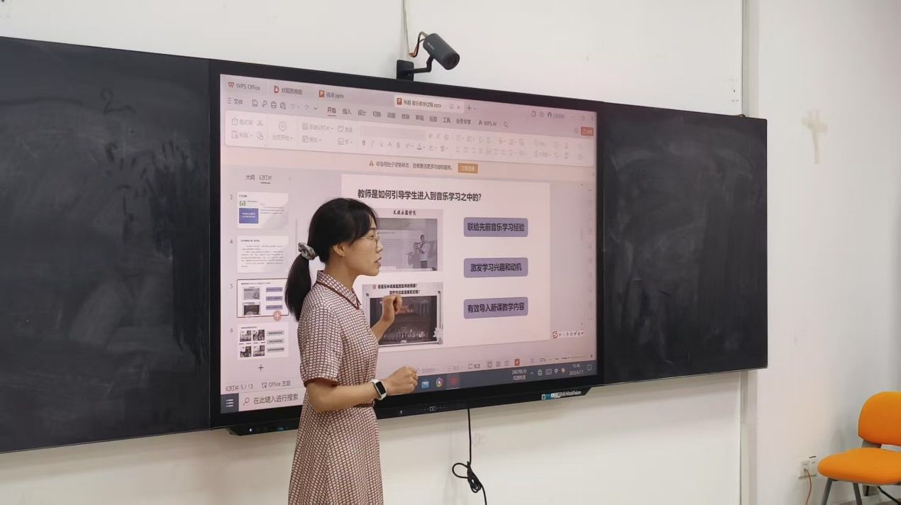 图片包含 室内, 站, 女人, 年轻AI 生成的内容可能不正确。